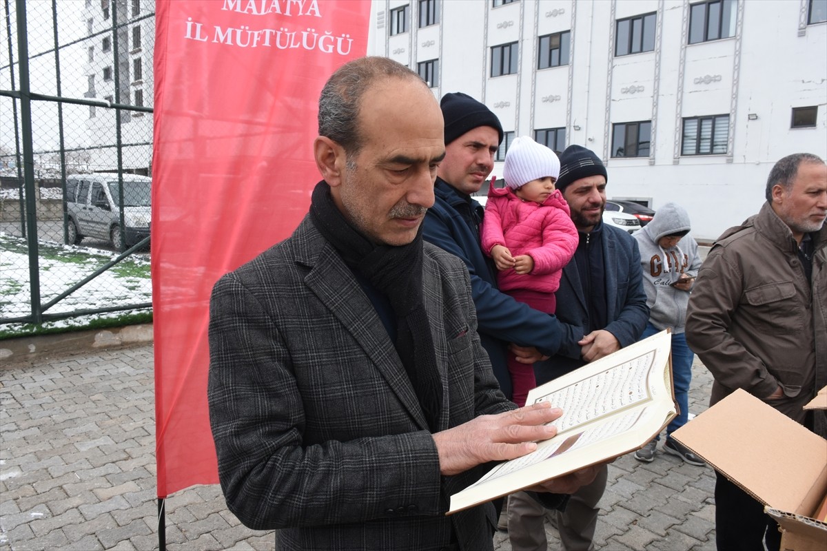 Malatya'da, yıpranmış 100 bin Kur'an-ı Kerim'in yerine yeni basılan 30 bin Kur'an'ın dağıtımına...