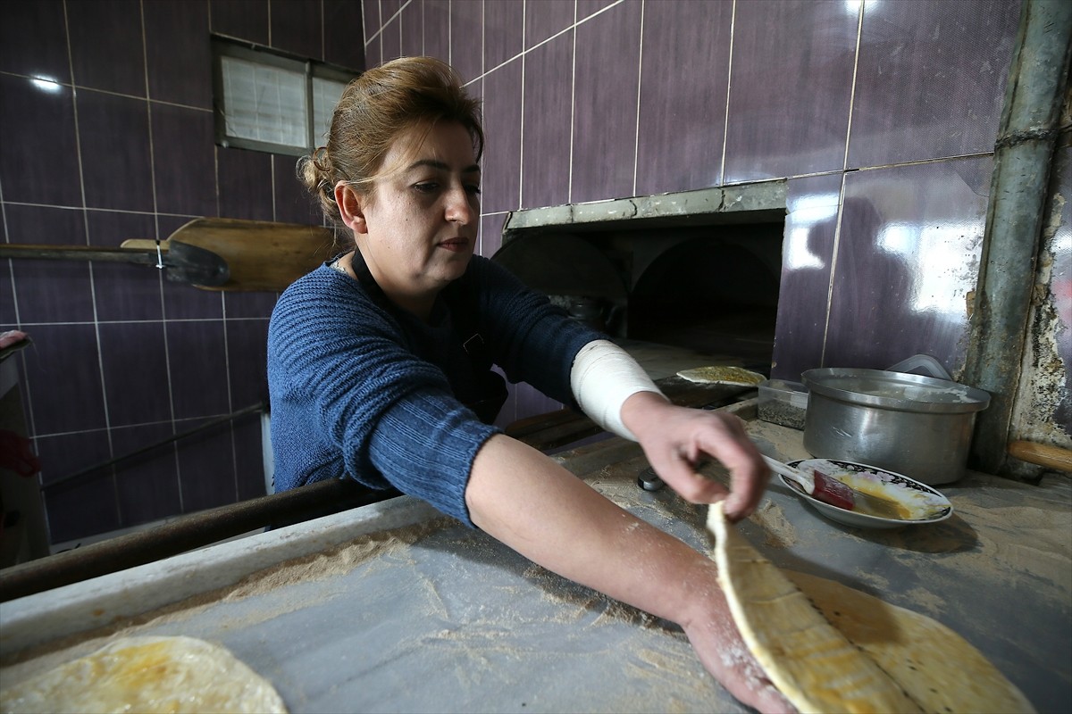 Malatya'nın Akçadağ ilçesinde yaşayan Handan Baydan, işletmesini yürüttüğü fırında ekmek de...