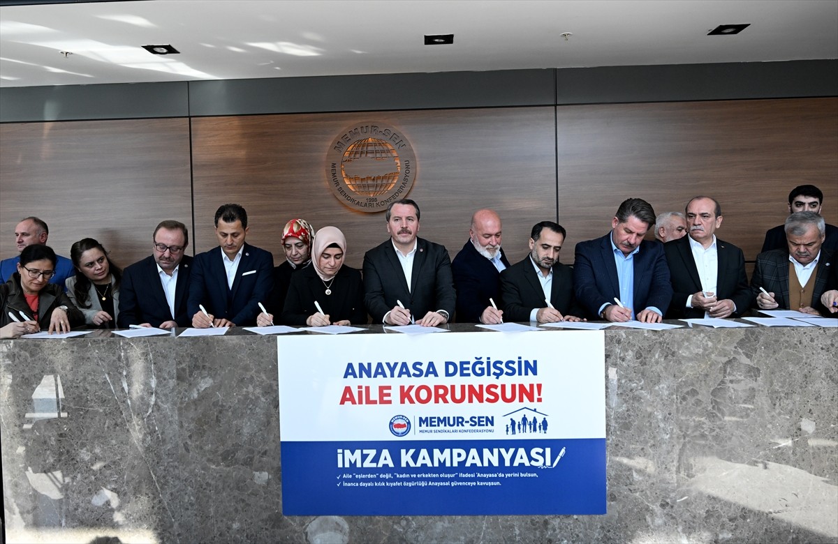 Memur-Sen Genel Başkanı Ali Yalçın, Memur-Sen Genel Merkezi'nde başlattıkları, "Aile Yılında...