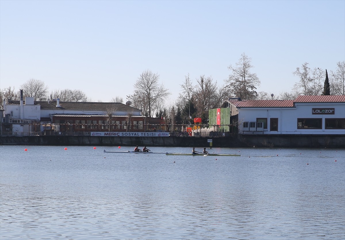 Meriç Nehri'nde düzenlenen Türkiye Kürek Şampiyonası'nda ikinci gün yarışları başladı. Türkiye...