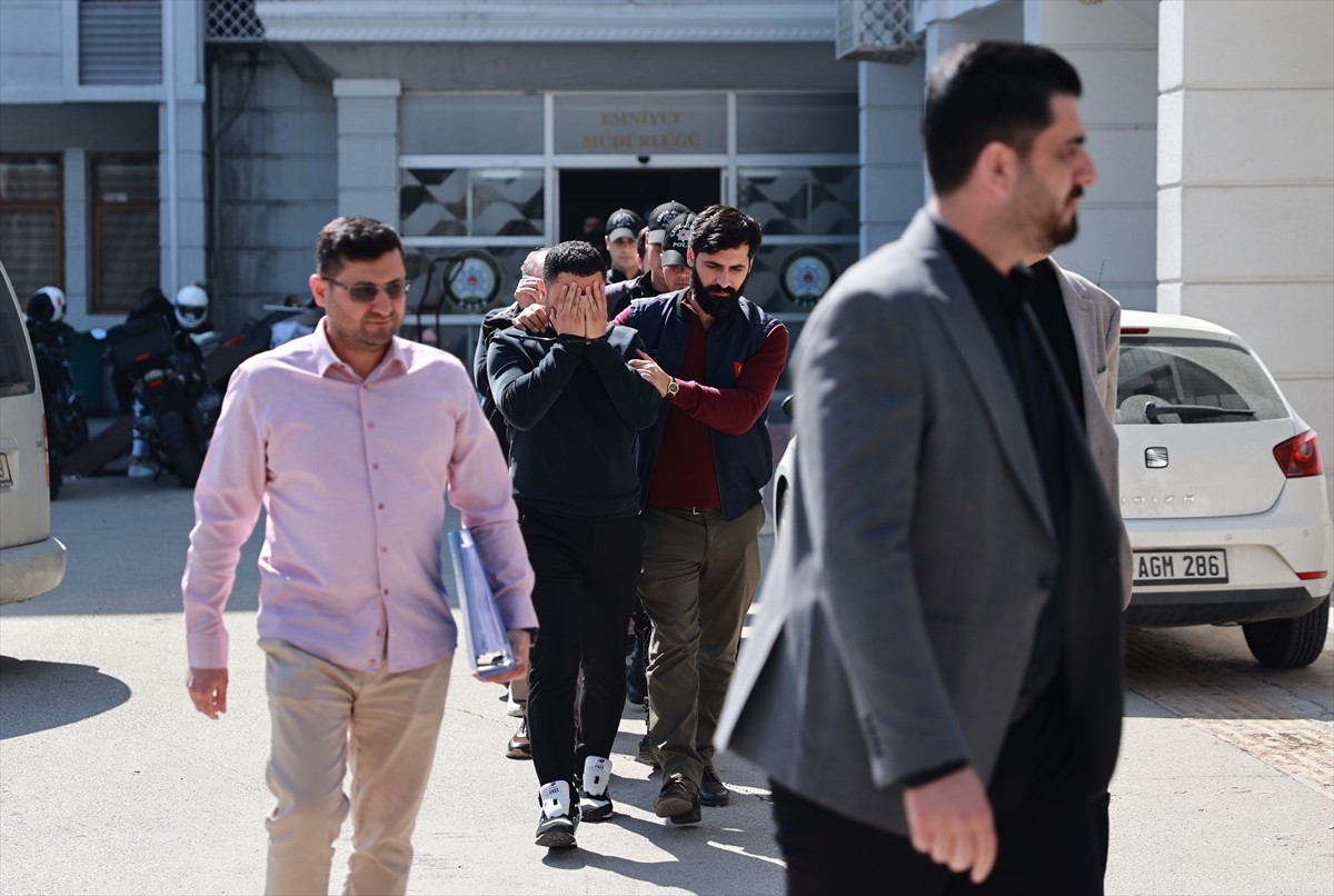 Mersin'de müşterilerden satın aldıkları altınların parasını vermediği öne sürülen kuyumcuyla...