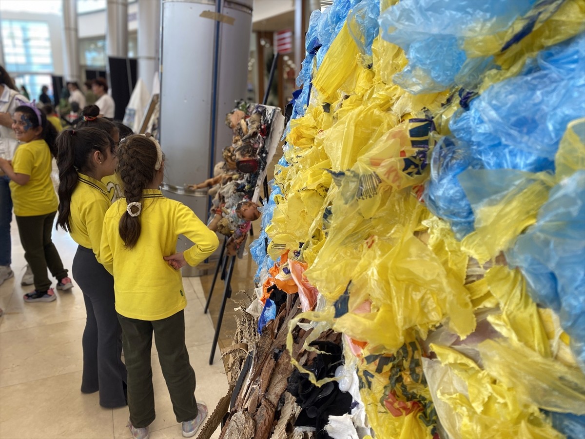 Mersin'de, Uluslararası Sıfır Atık Günü kapsamında "Moda ve Tekstilde Sıfır Atığa Doğru" temasıyla...