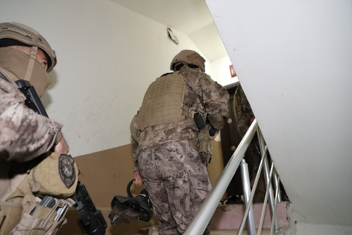 Mersin'de, yurt dışından talimat alarak çeşitli suçlara karıştıkları gerekçesiyle 20 şüpheli...