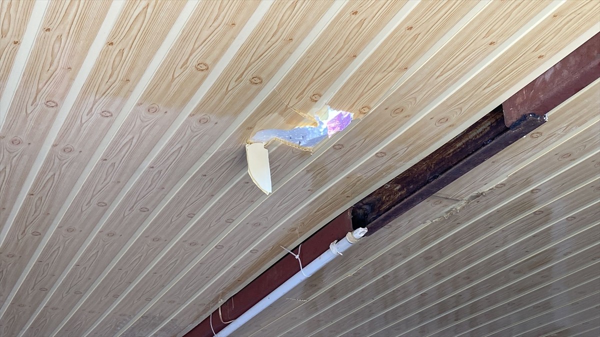 Mersin'in Erdemli ilçesinde yol çalışmasındaki kontrollü patlatma sırasında fırlayan kaya...