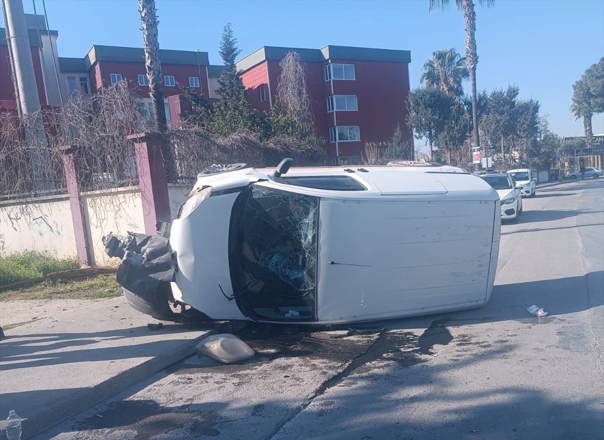 Mersin'in Tarsus ilçesinde hafif ticari aracın devrilmesi sonucu sürücü yaralandı.  