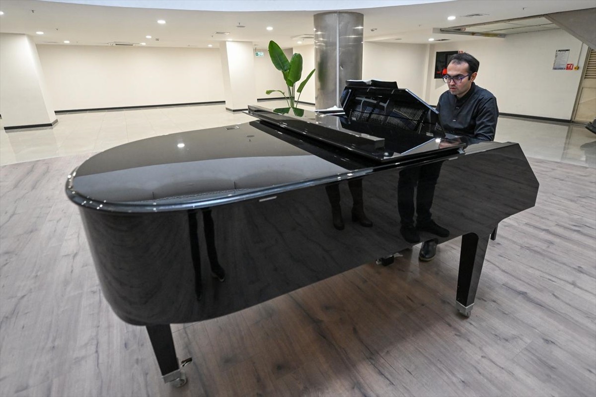 Mersin Büyükşehir Belediyesinin kent orkestrasında görevli otizmli genç piyanist Cem Görkem...