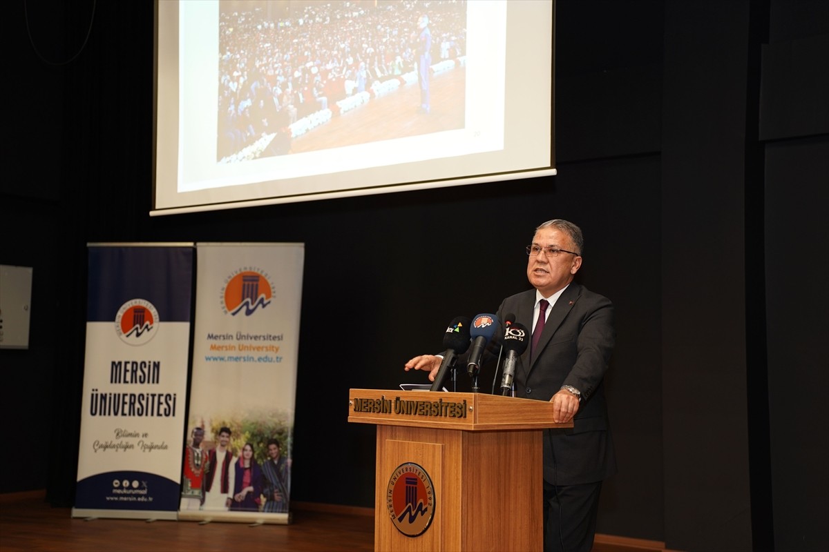 Mersin Üniversitesi (MEÜ) Rektörü Prof. Dr. Erol Yaşar, MEÜ Gençlik Akademisi'nde düzenlenen...