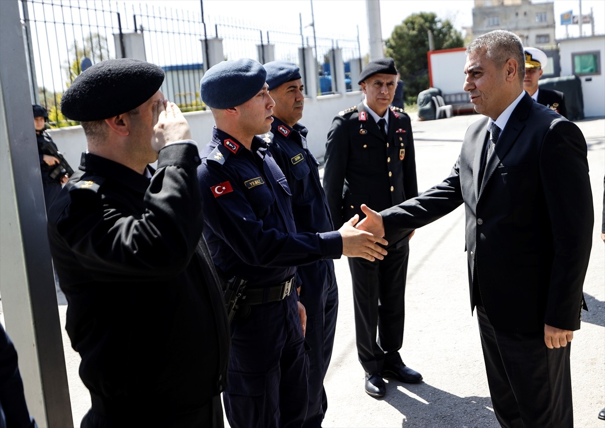 Mersin Valisi Atilla Toros (sağda), Ramazan Bayramı için kente gelen misafirleri kontrol...