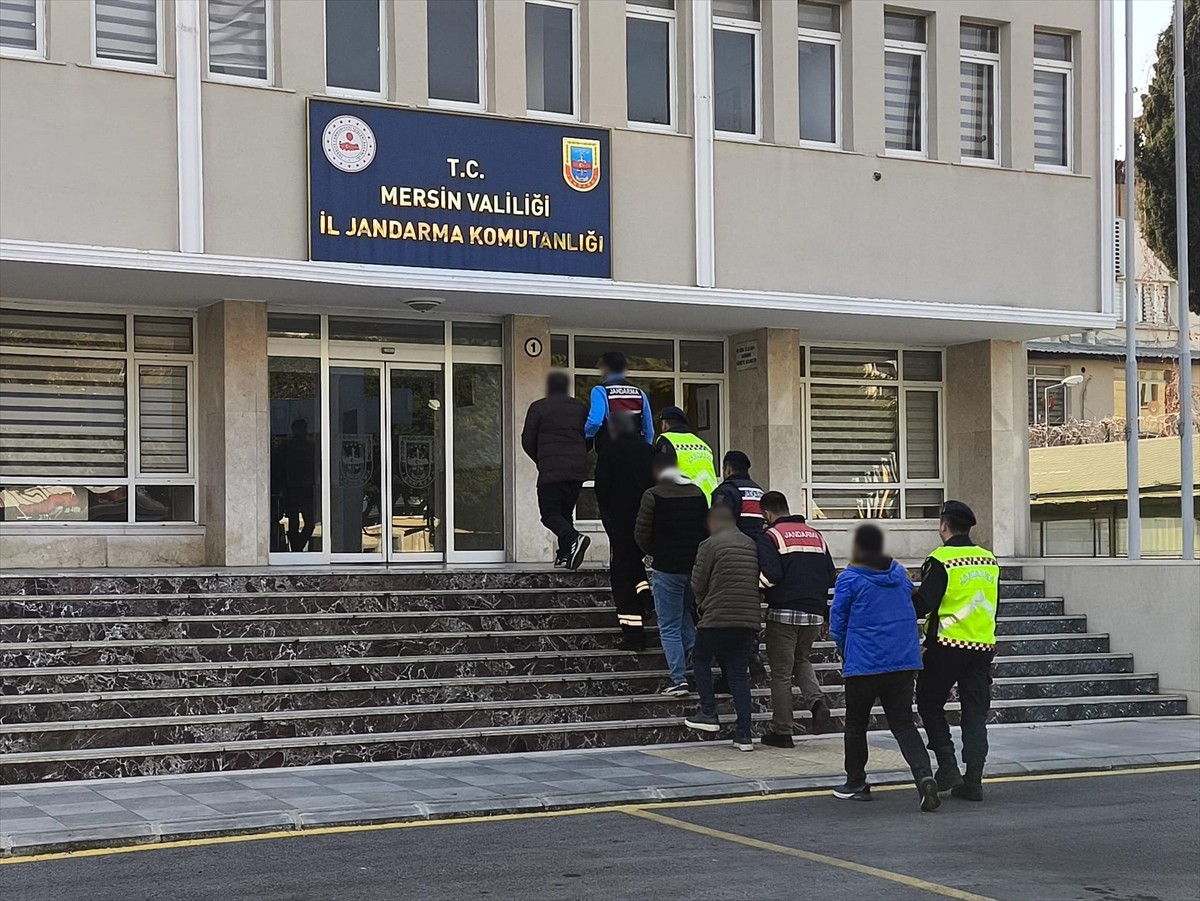 Mersin ve Hatay'da göçmen kaçakçılığı iddiasıyla yakalanan 5 şüpheliden 2'si tutuklandı.