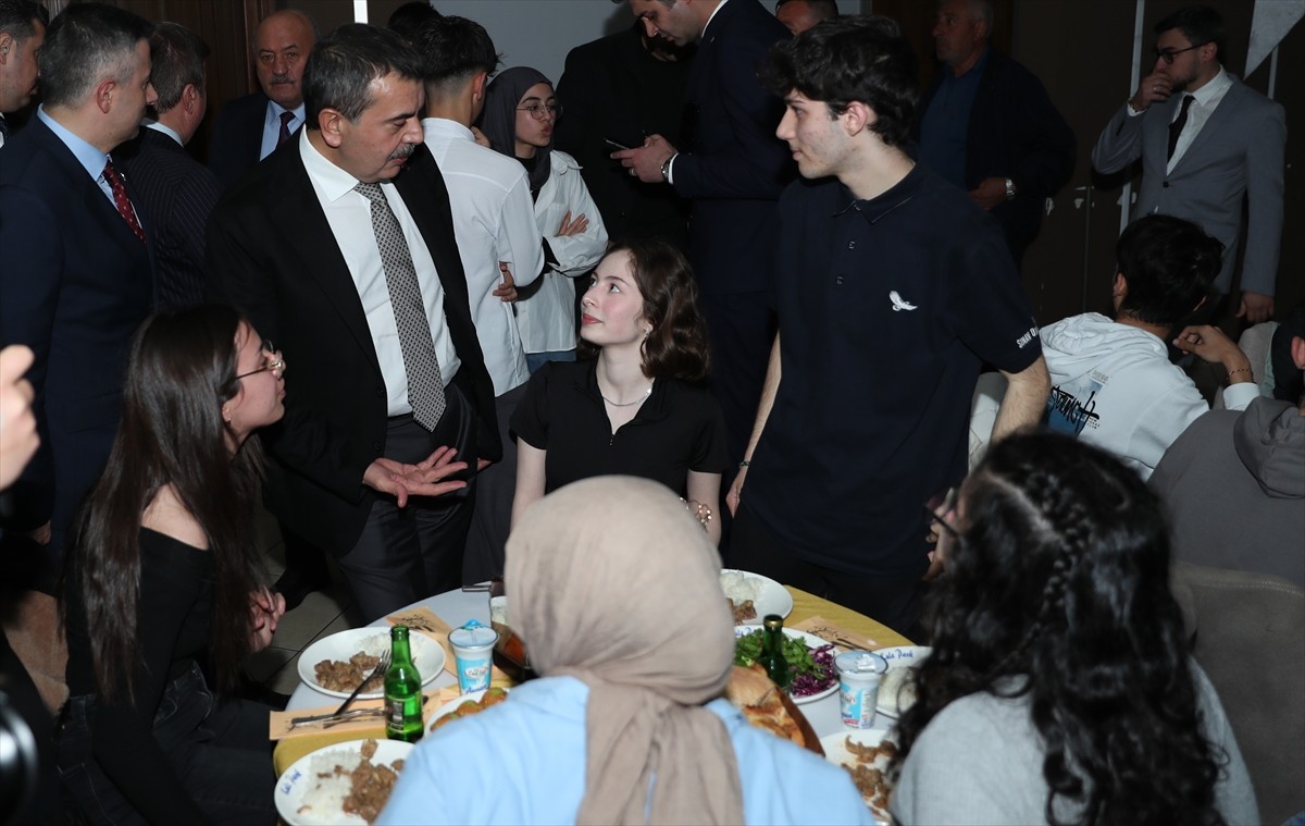 Milli Eğitim Bakan Yusuf Tekin, çeşitli temaslarda bulunmak üzere geldiği Erzincan'da  Valilik...