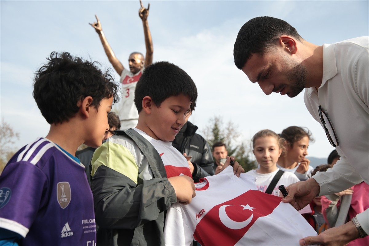 Milli Futbolcu Merih Demiral, Bolu'da ziyaretlerde bulundu. Kendisini bekleyen çocuklarla fotoğraf...