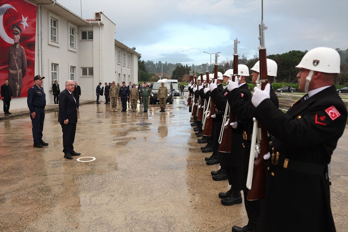 Milli Savunma Bakanı Yaşar Güler, Çanakkale'de yeni kurulan Amfibi Kolordu Komutanlığında inceleme...