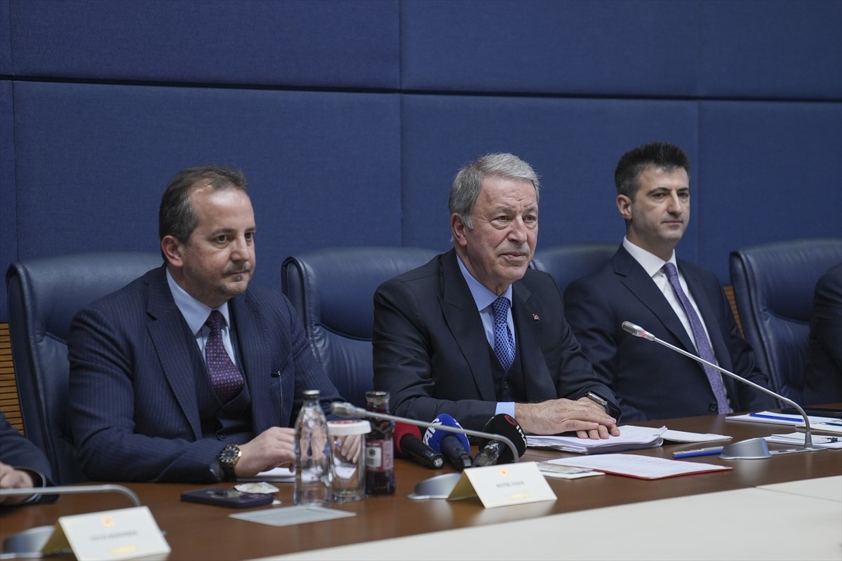 Milli Savunma Komisyonu Başkanı ve AK Parti Kayseri Milletvekili Hulusi Akar (sol 2), Romanya...