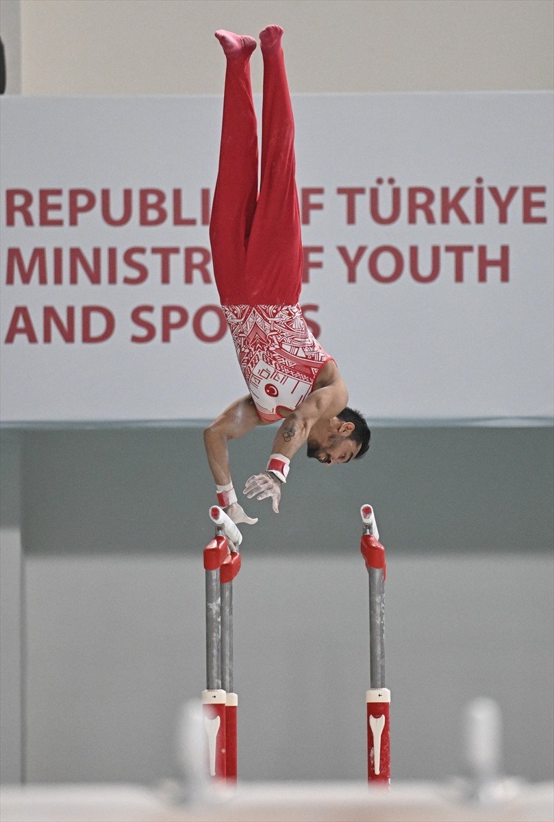 Milli sporcu Ferhat Arıcan, Artistik Cimnastik Dünya Kupası'nın Türkiye ayağında erkekler paralel...