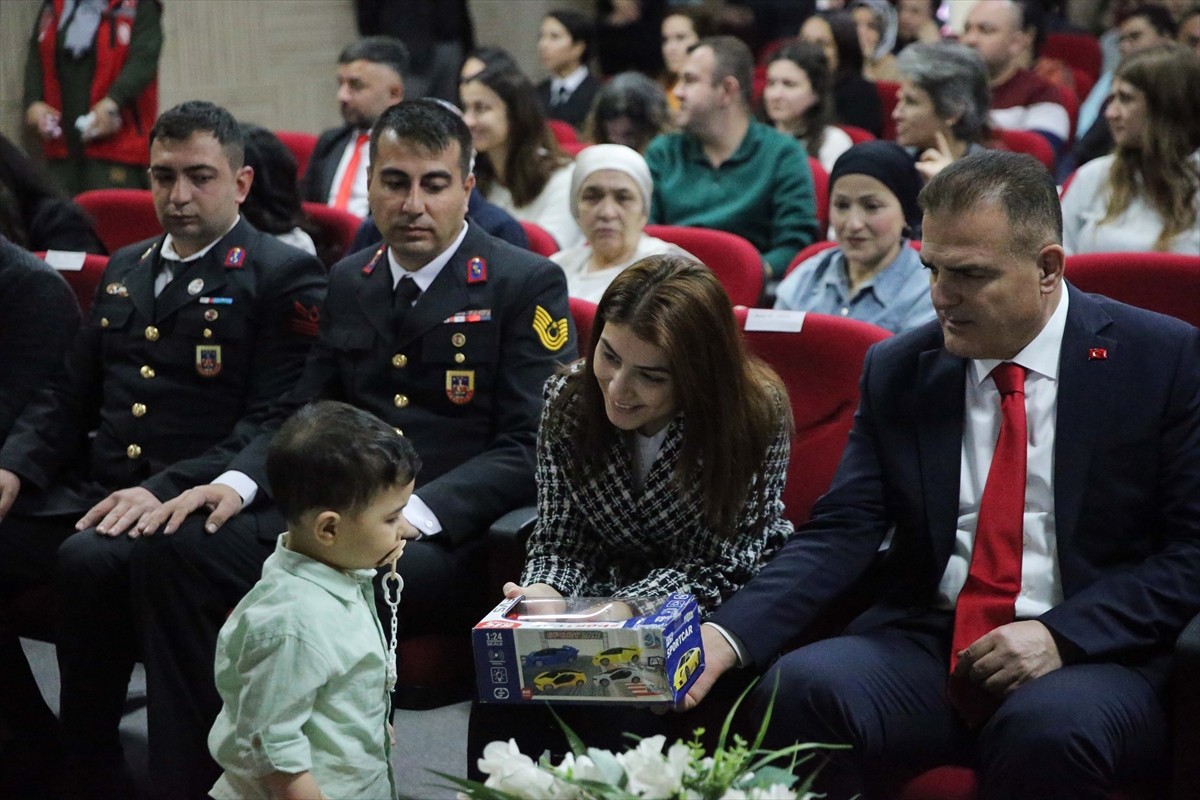 Muğla'da 1 şehit yakını ve 3 gaziye Devlet Övünç Madalyası verildi. Vali İdris Akbıyık (sağda)...