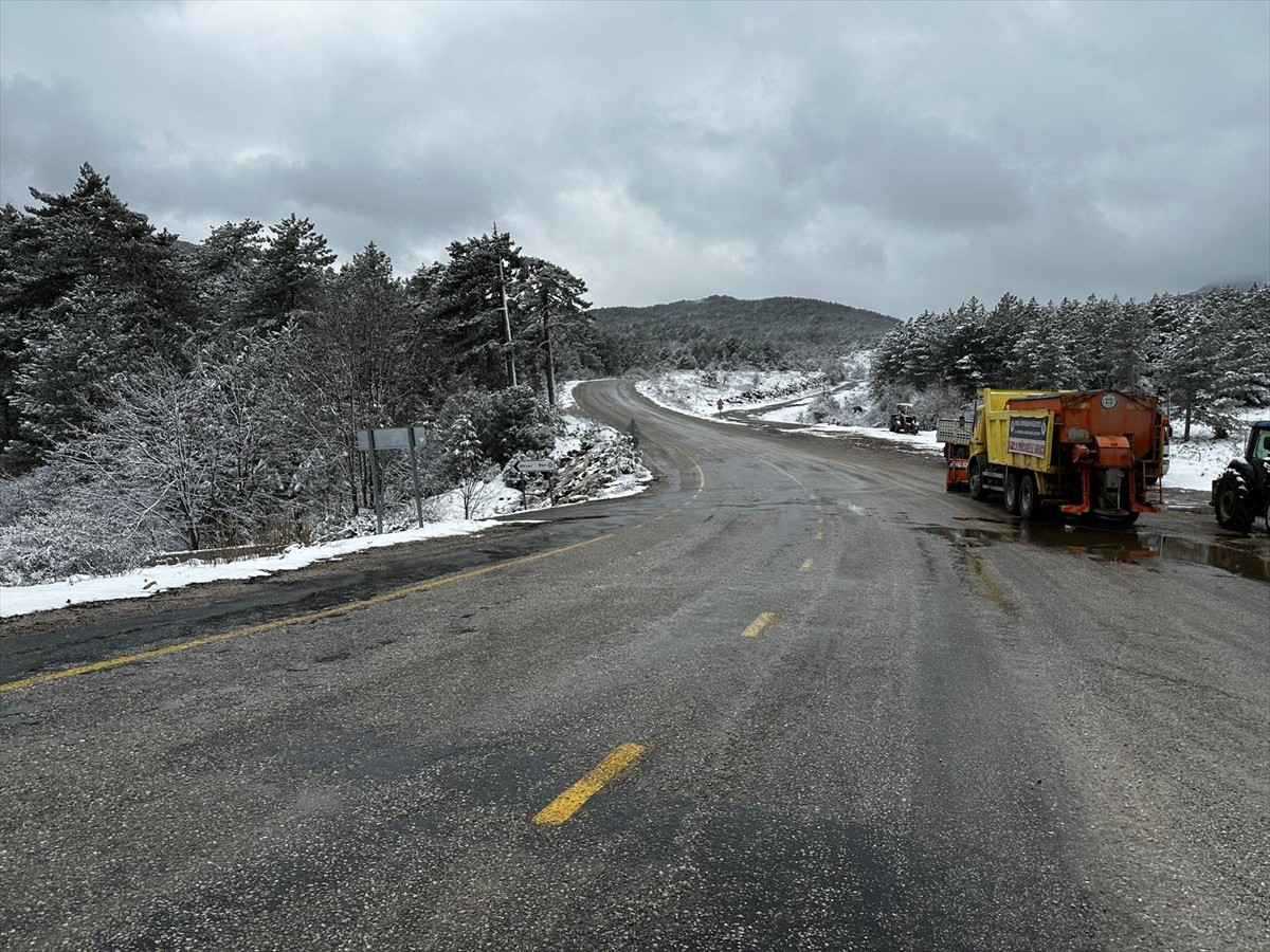 Muğla'da Büyükşehir Belediyesi ekipleri, yüksek kesimlerde etkili olan kar yağışı nedeniyle...