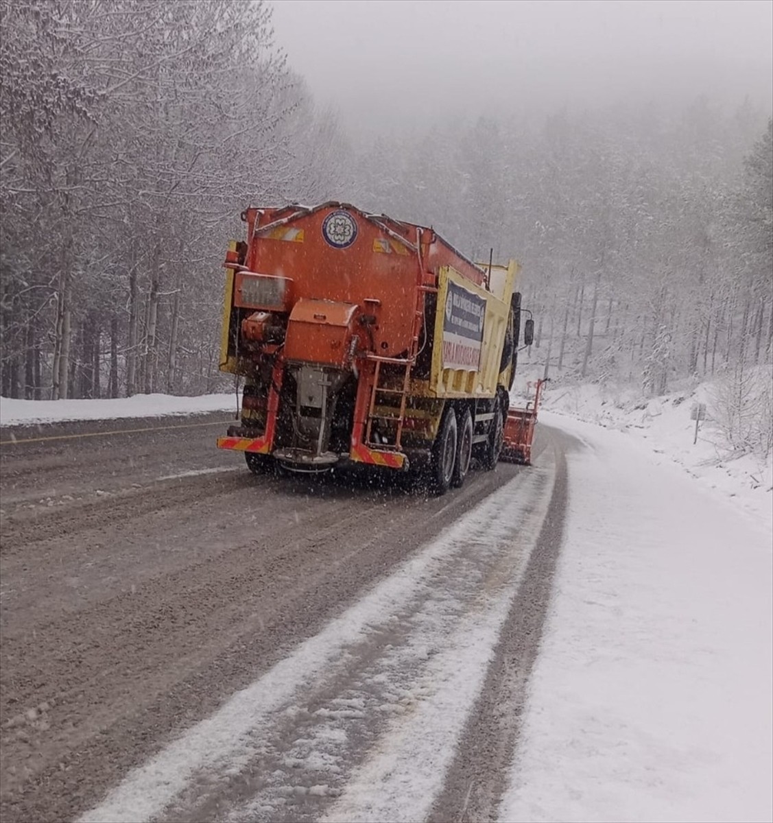 Muğla'da Büyükşehir Belediyesi ekipleri, yüksek kesimlerde etkili olan kar yağışı nedeniyle...