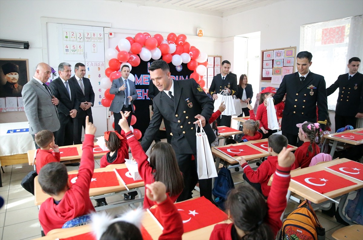 Muğla'da okuma yazmayı yeni öğrenen ilkokul 1. sınıf öğrencileri, "İlk Mektubum Mehmetçiğe"...