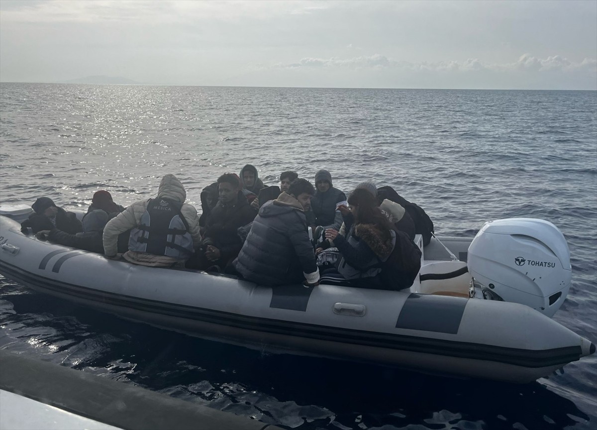 Muğla'nın Bodrum ilçesinde, 1'i çocuk 18 düzensiz göçmen kurtarıldı.