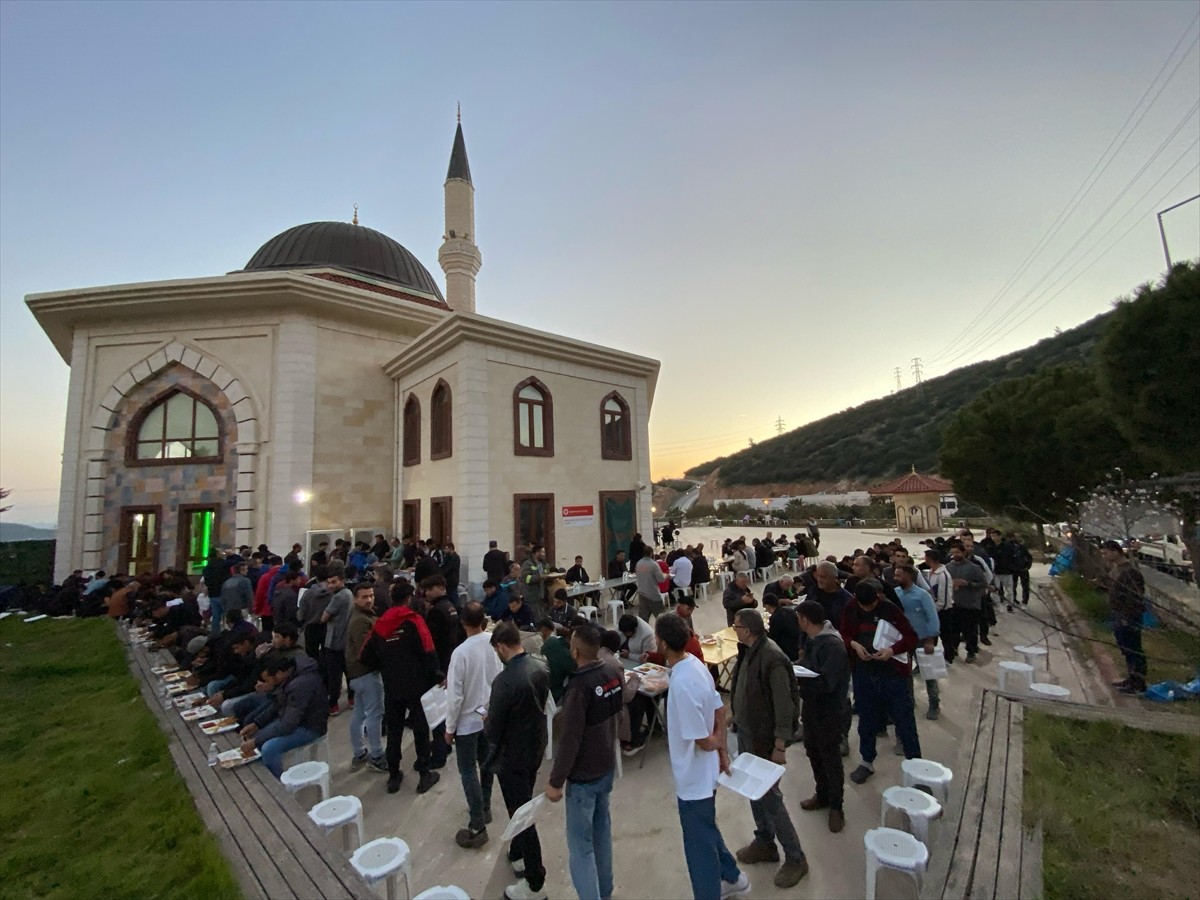 Muğla'nın Bodrum ilçesinde görev yapan İmam Mehmet Emin Erbek, hayırseverlerin de desteğiyle...