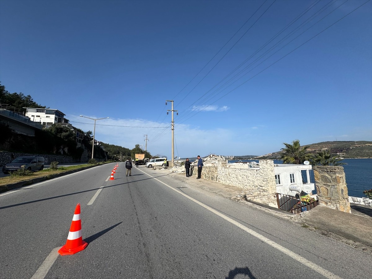 Muğla'nın Bodrum ilçesinde, Hazine arazisine yapıldığı belirlenen 2 kaçak yapıda yıkım işlemi...