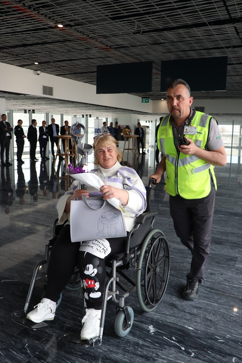 Muğla'nın Bodrum ilçesine İngiltere'den gelen sezonun ilk turist kafilesi havalimanında...