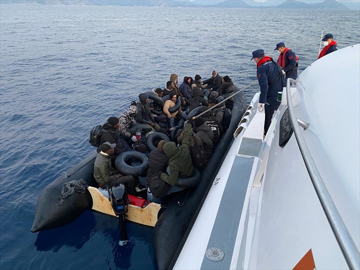 Muğla'nın Fethiye ilçesi açıklarında 34 düzensiz göçmen yakalandı.