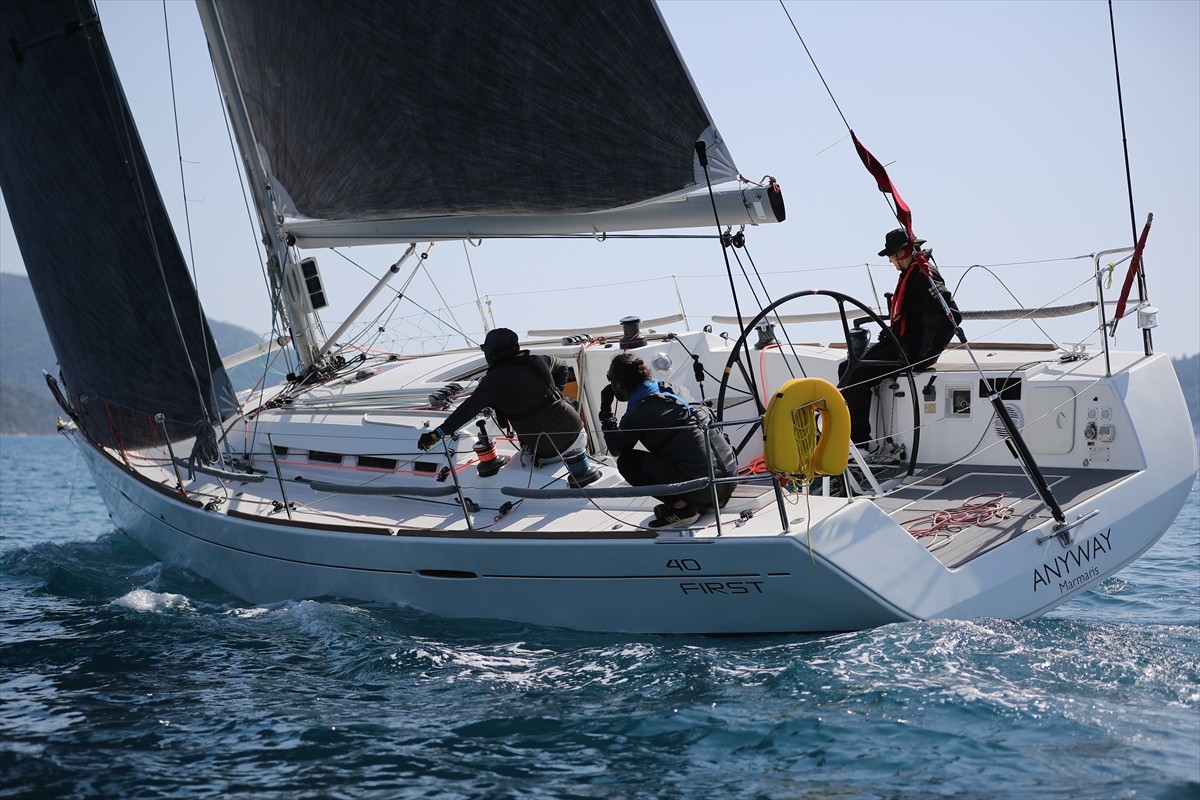 Muğla'nın Marmaris ilçesinde düzenlenen ve yatlarda sadece üç yelkencinin bulunabileceği MIYC Trio...