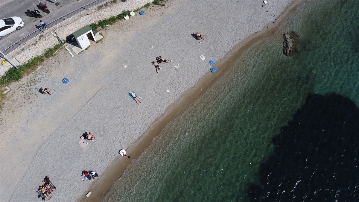 Muğla'nın turistik ilçelerindeki sahillerde, yerli ve yabancı turistler sıcak hava dolayısıyla...