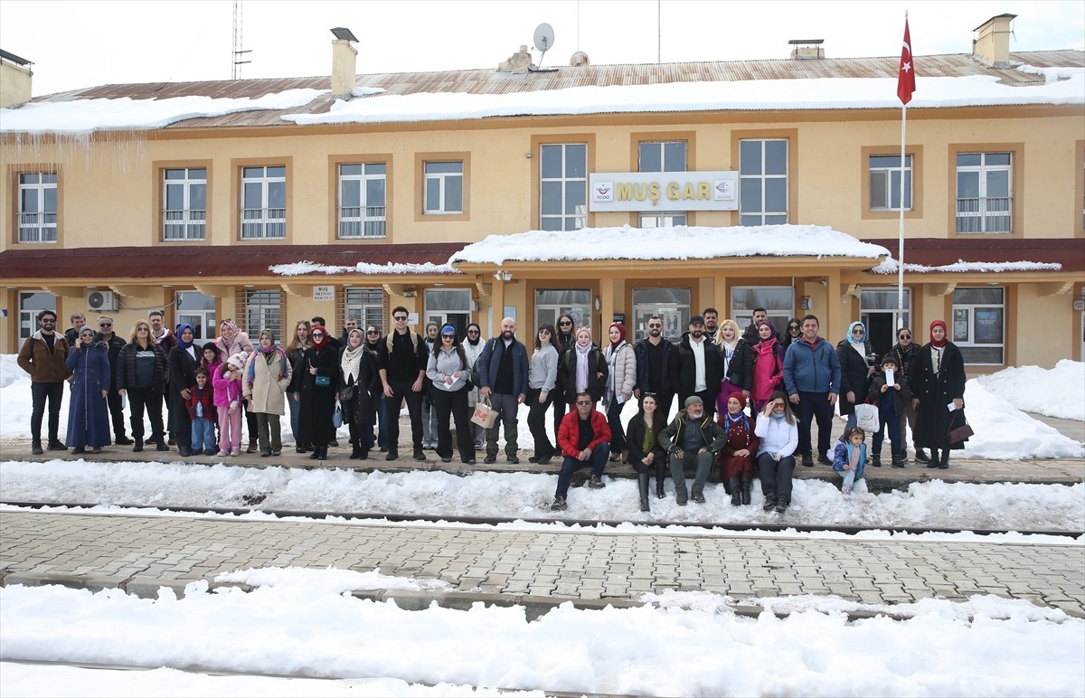 Muş'ta bir araya gelen doğaseverler, trenle Bitlis'in Tatvan ilçesine giderek hem eğlenceli vakit...