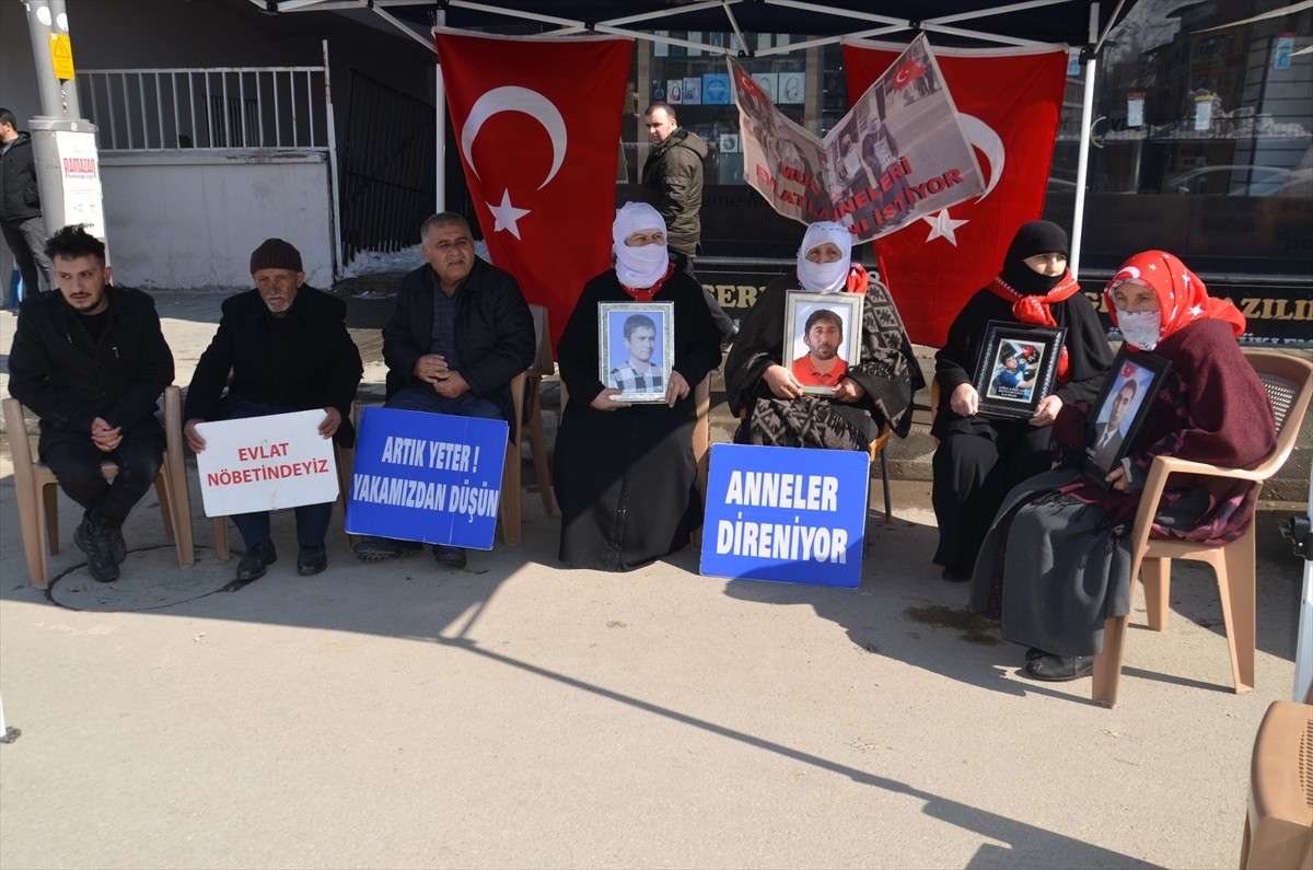  Muş'ta çocukları terör örgütü PKK tarafından kaçırılan aileler, DEM Parti İl Başkanlığı binası...