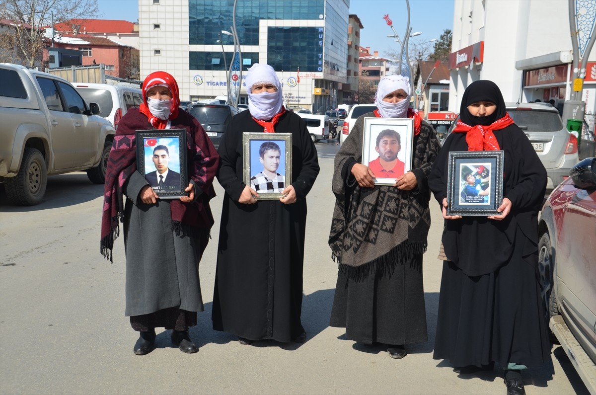  Muş'ta çocukları terör örgütü PKK tarafından kaçırılan aileler, DEM Parti İl Başkanlığı binası...