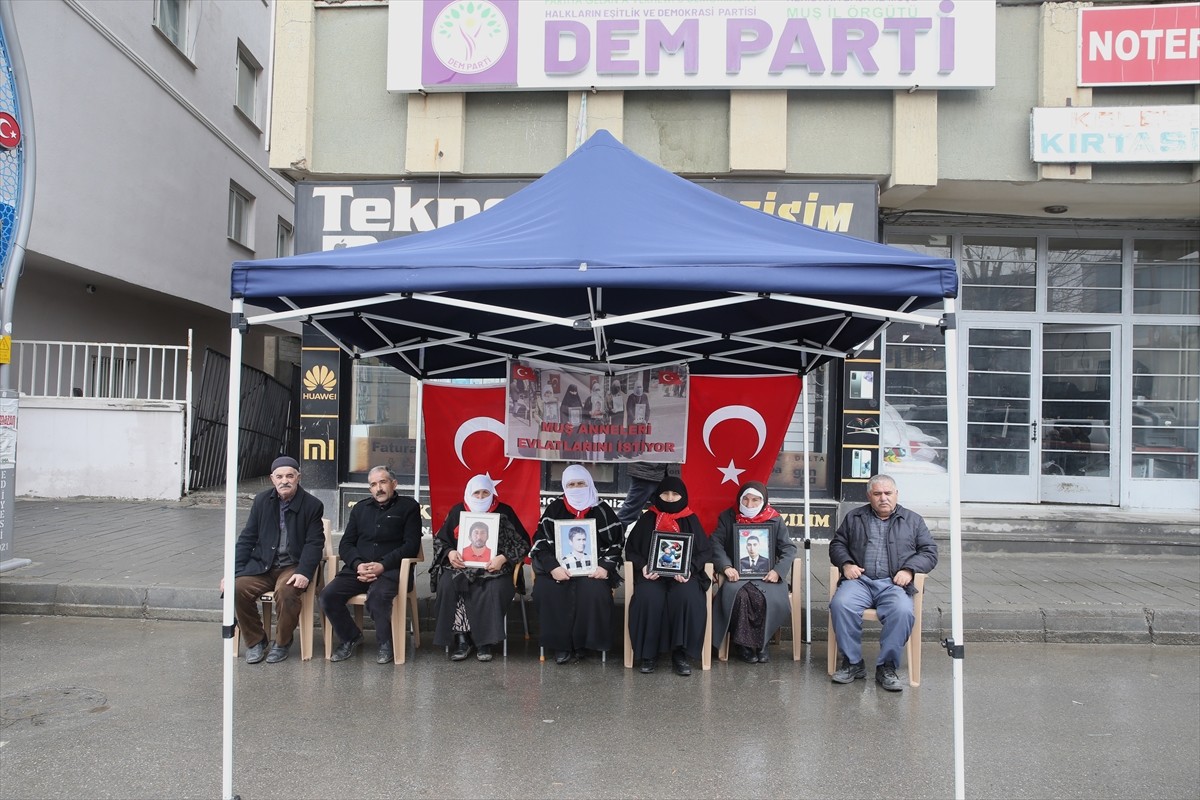 Muş'ta çocukları terör örgütü PKK tarafından kaçırılan aileler, DEM Parti İl Başkanlığı binası...