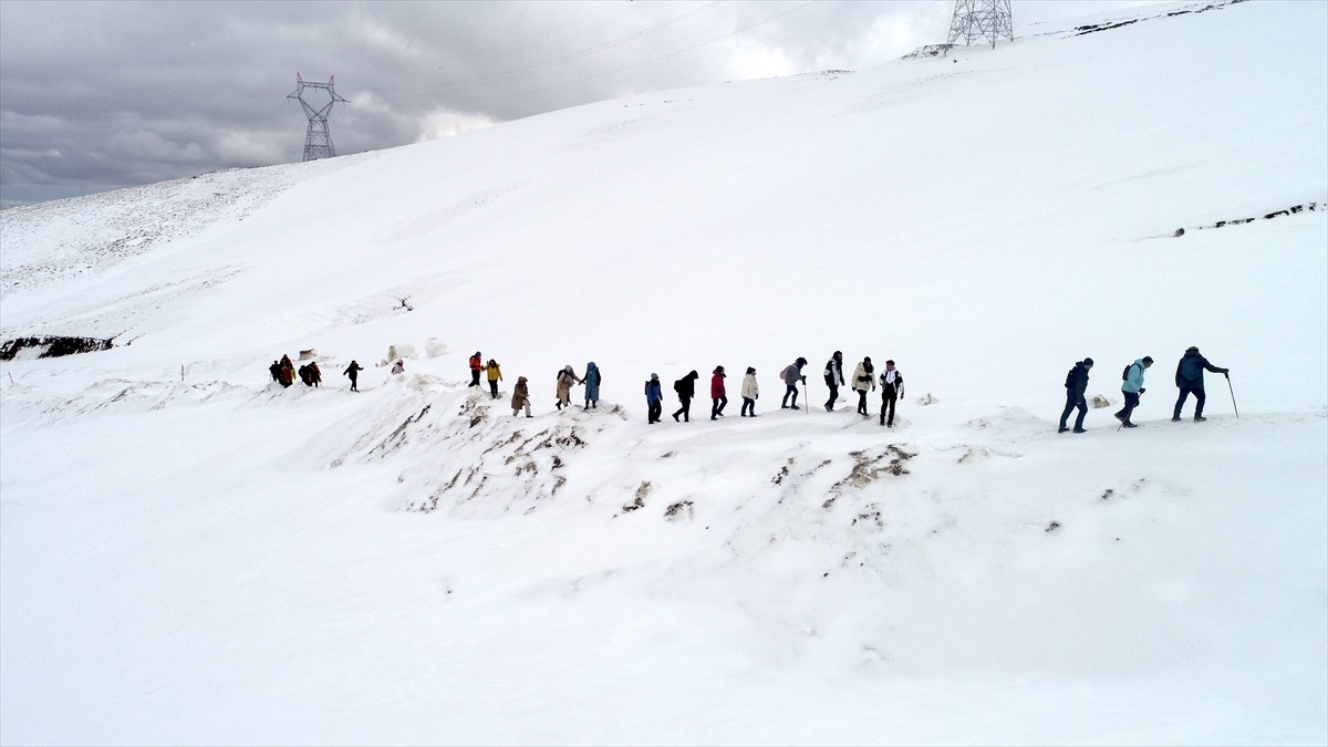 Muş'ta faaliyet gösteren Genç Adımlar Derneği üyeleri, karla kaplı Kurtik Dağı'nda yürüyüş...