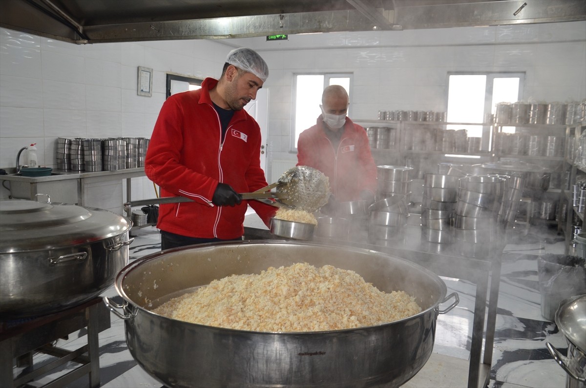 Muş'ta Türk Kızılay Aşevi'nde hazırlanan yemekler, iftar öncesinde ihtiyaç sahiplerinin evlerine...