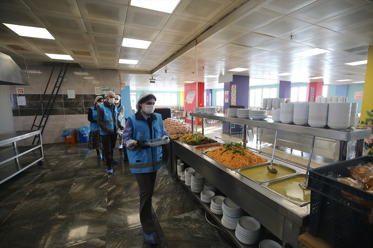 Muş Gençlik ve Spor İl Müdürlüğü bünyesindeki yurtlarda kalan üniversite öğrencileri, kar ve soğuk...