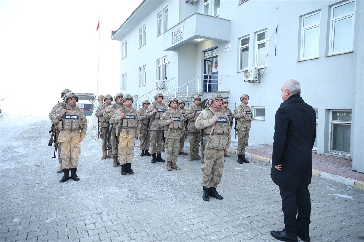Muş Valisi Avni Çakır, Akpınar Jandarma Karakol Komutanlığı'nda görev yapan askerlerle iftar...
