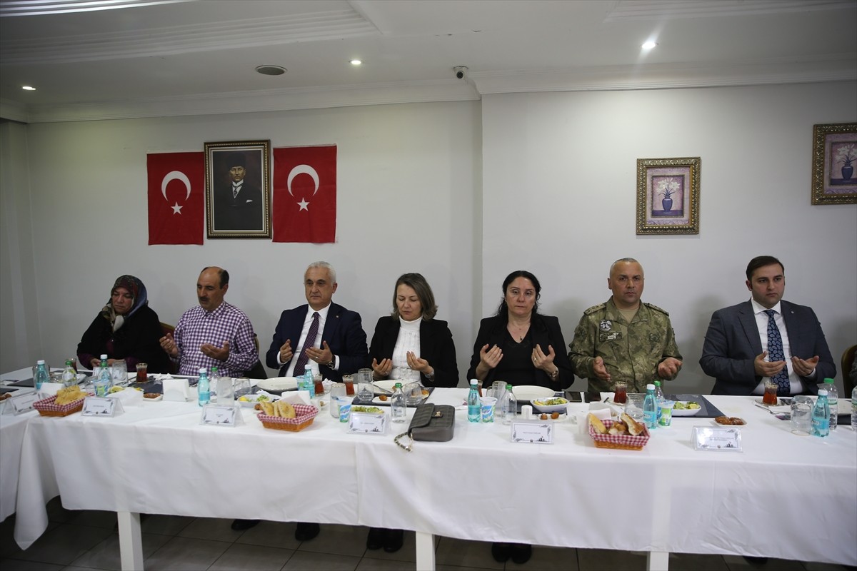 Muş Valisi Avni Çakır, şehit aileleri ve gazilerle Garnizon Komutanlığı'nda düzenlenen iftarda bir...