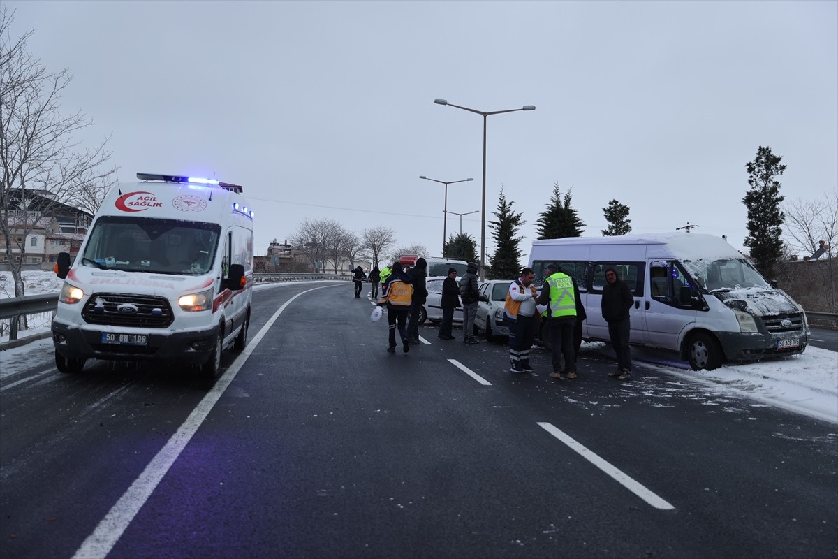 Nevşehir'de 6 aracın karıştığı trafik kazasında 3 kişi yaralandı. Kaza yerine polis ve sağlık...