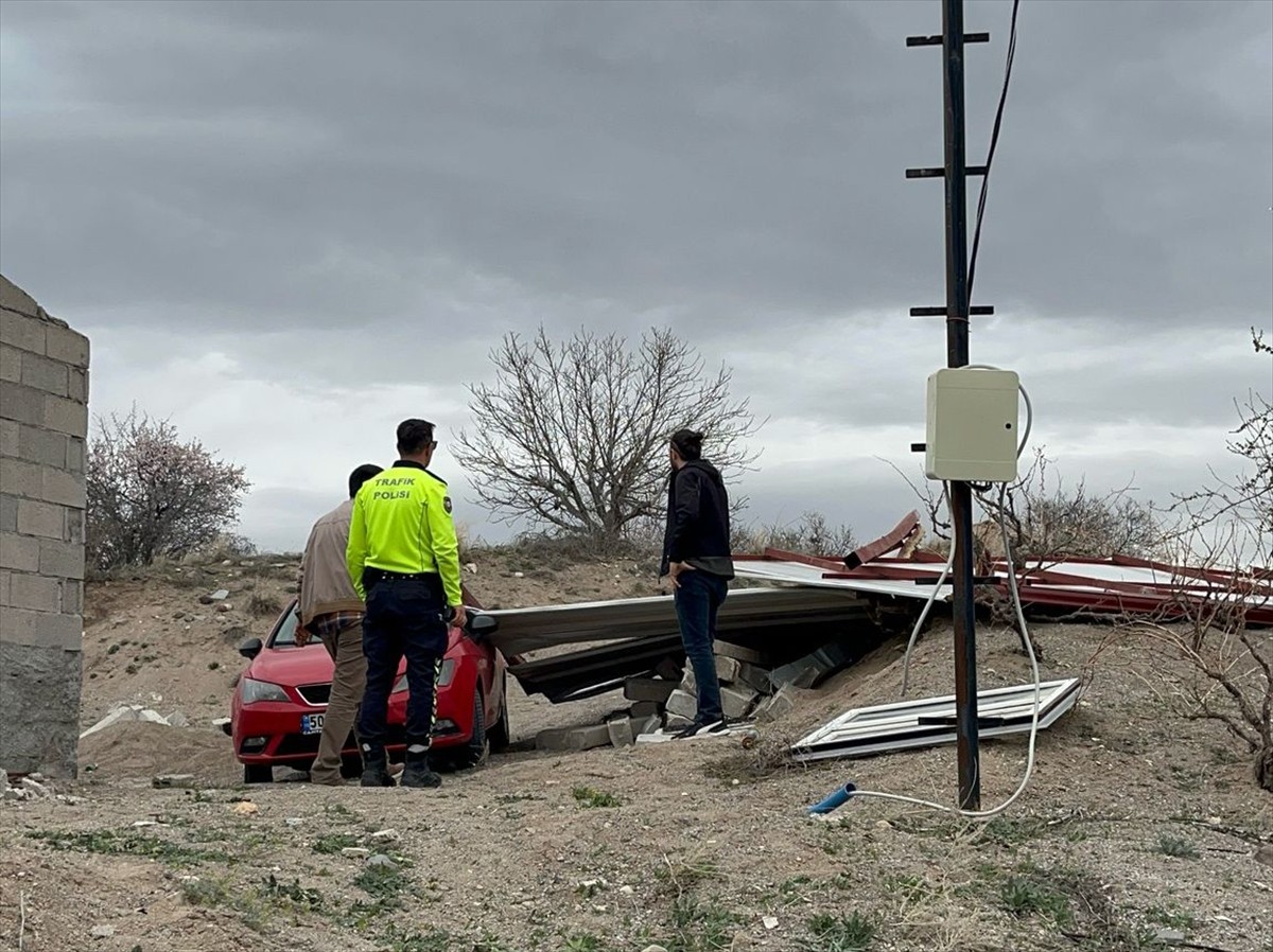 Nevşehir'de bağ evinde kuvvetli rüzgar nedeniyle düşen çatının altında kalan 2 kişi...