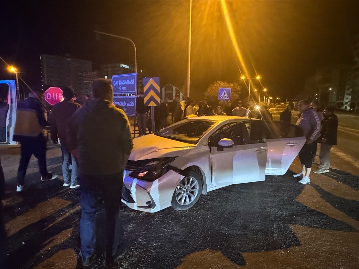 Nevşehir'de iki otomobilin çarpışması sonucu 4 kişi yaralandı.