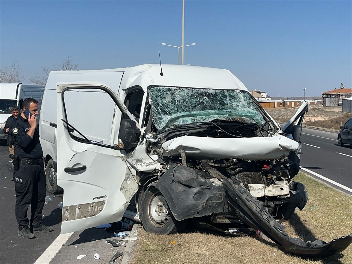 Nevşehir'de minibüsle tırın çarpışması sonucu 1 kişi yaşamını yitirdi, 1 kişi...