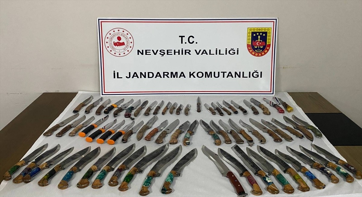 Nevşehir'de yasa dışı silah ticaretine yönelik operasyonda 21 silah ve 66 kesici alet ele...