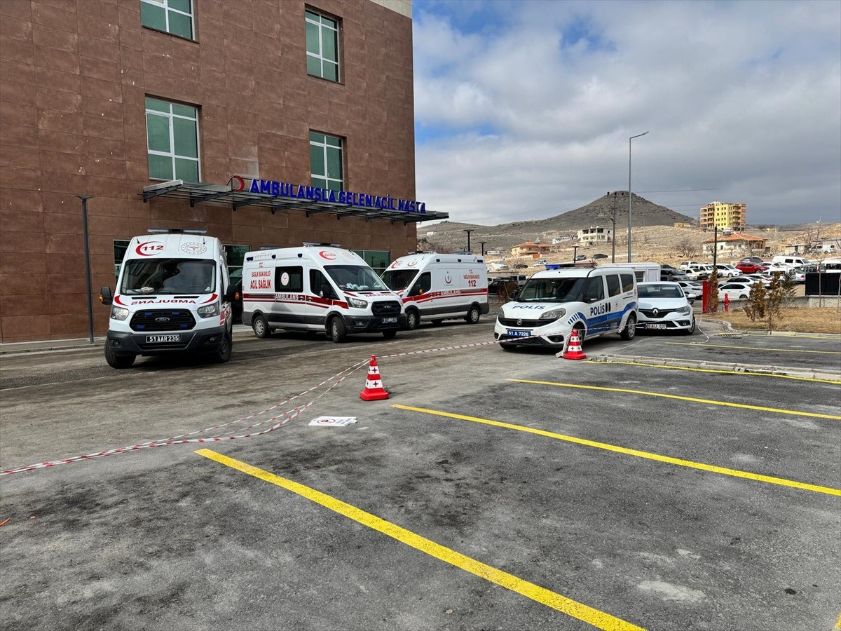 Niğde'de bir hasta tarafından bıçaklanan beyin cerrahı yaralandı. Olay yerine polis ekipleri sevk...