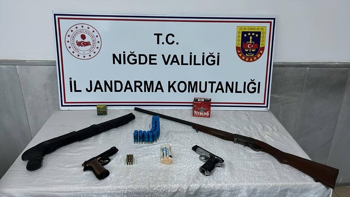 Niğde'nin Ulukışla ilçesinde düzenlenen yasa dışı silah ticareti operasyonunda 3 zanlı gözaltına...