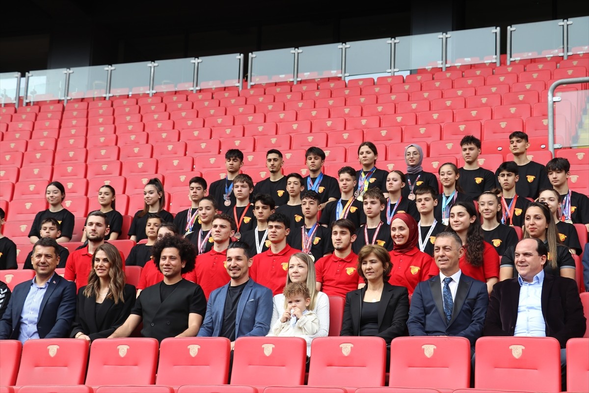 Olimpiyat şampiyonu tek Türk tekvandocu Servet Tazegül (solda) ile milli tekvandocu Serkan Tok...