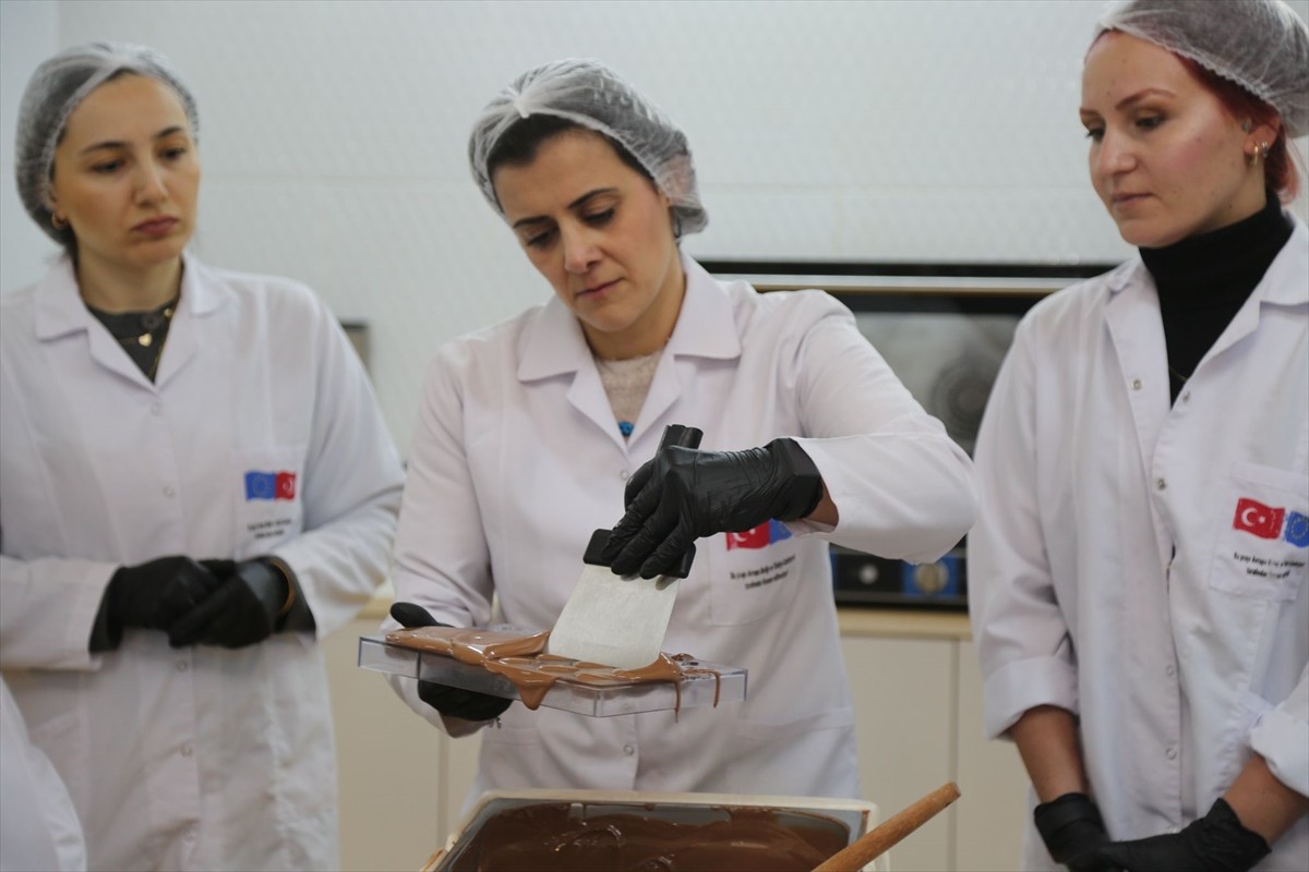Ordu'da "İş'te Kadınlar Projesi" kapsamında kadınların ürettiği butik çikolatalar e-ticaretle yurt...