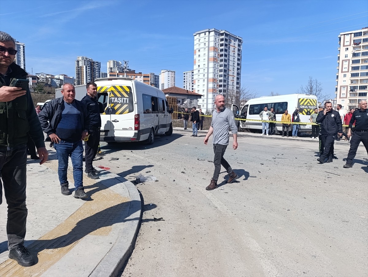 Ordu'nun Fatsa ilçesinde öğrenci servisi ile hafif ticari aracın çarpışması sonucu 8'i çocuk 10...