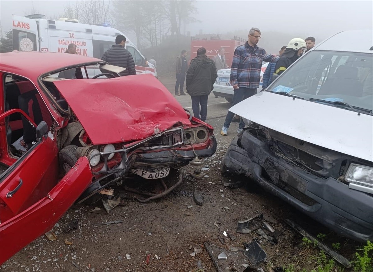 Ordu'nun Ünye ilçesinde iki otomobilin çarpışması sonucu 6 kişi yaralandı.