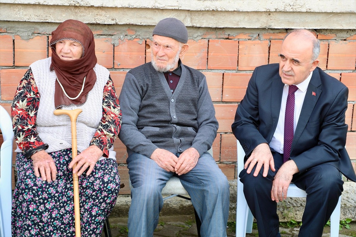 Ordu Valisi Muammer Erol (sağda), Cumhurbaşkanlığı İletişim Merkezi (CİMER) üzerinden yapılan...